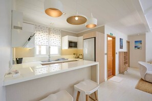 Kylskåp, mikrovågsugn, ugn och spishäll