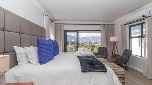 Iron/ironing board, WiFi, bed sheets - Executive 3-bedroom villa with AC, pool and braai room in lovely Hermanus (Hermanus)