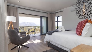 Tabla de planchar con plancha, wifi y ropa de cama