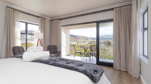 Tabla de planchar con plancha, wifi y ropa de cama