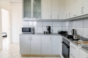 Jääkaappi, uuni, kahvin-/teenkeitin