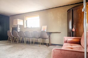 Books, stereo - Artist's Rooftop Hideaway in Historic Rome (Roma)