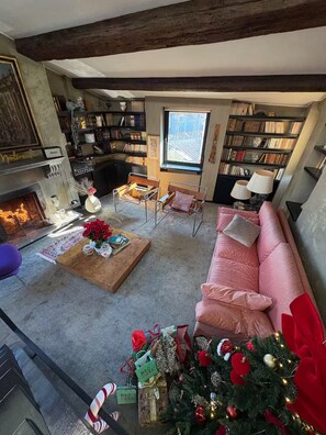 Books, stereo - Artist's Rooftop Hideaway in Historic Rome (Roma)