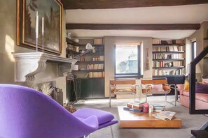 Books, stereo - Artist's Rooftop Hideaway in Historic Rome (Roma)