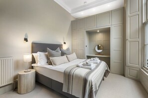 2 bedrooms, travel cot, WiFi, bed sheets - Stylish Georgian Main Door Apartment (Edinburgh)