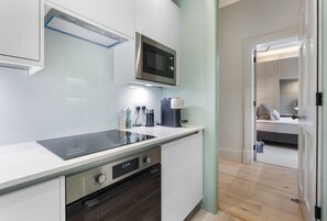 Fridge, microwave, oven, stovetop - Stylish Georgian Main Door Apartment (Edinburgh)