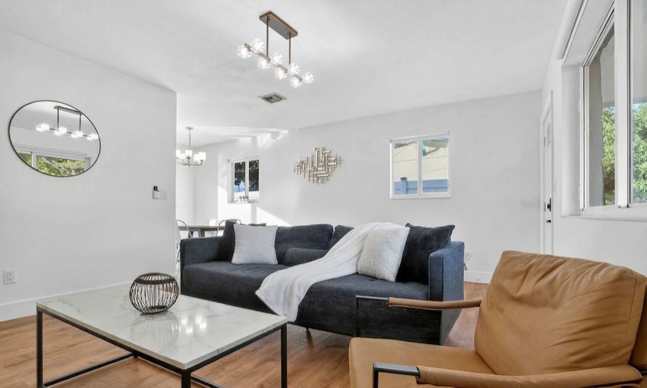 Smart-tv, boeken en een kantoor