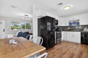 Fridge, microwave, oven, stovetop - Private Pool, Giant Chess, Golf, Games by Ventur (Hollywood)