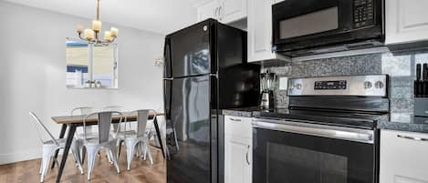 Refrigerador, microondas, horno, placa de cocina