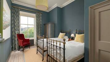 Escritorio, tabla de planchar con plancha, wifi y ropa de cama