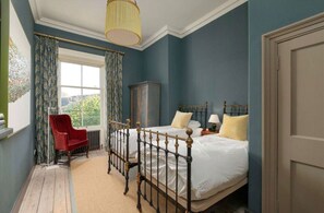 Escritorio, tabla de planchar con plancha, wifi y ropa de cama 