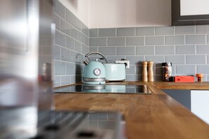 Frigorifero, forno, piano cottura, lavastoviglie