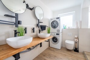 Dusche, Haartrockner, Handtücher