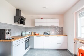 Kylskåp, ugn, spishäll och diskmaskin