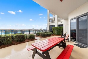 Apartamento, varias camas (Phoenix 6 011) | Restaurante al aire libre