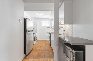 Comfort-sviitti, 2 makuuhuonetta, kaupunkinäköala | Yksityinen keittiö | Täysikokoinen jääkaappi, mikroaaltouuni, uuni, liesi