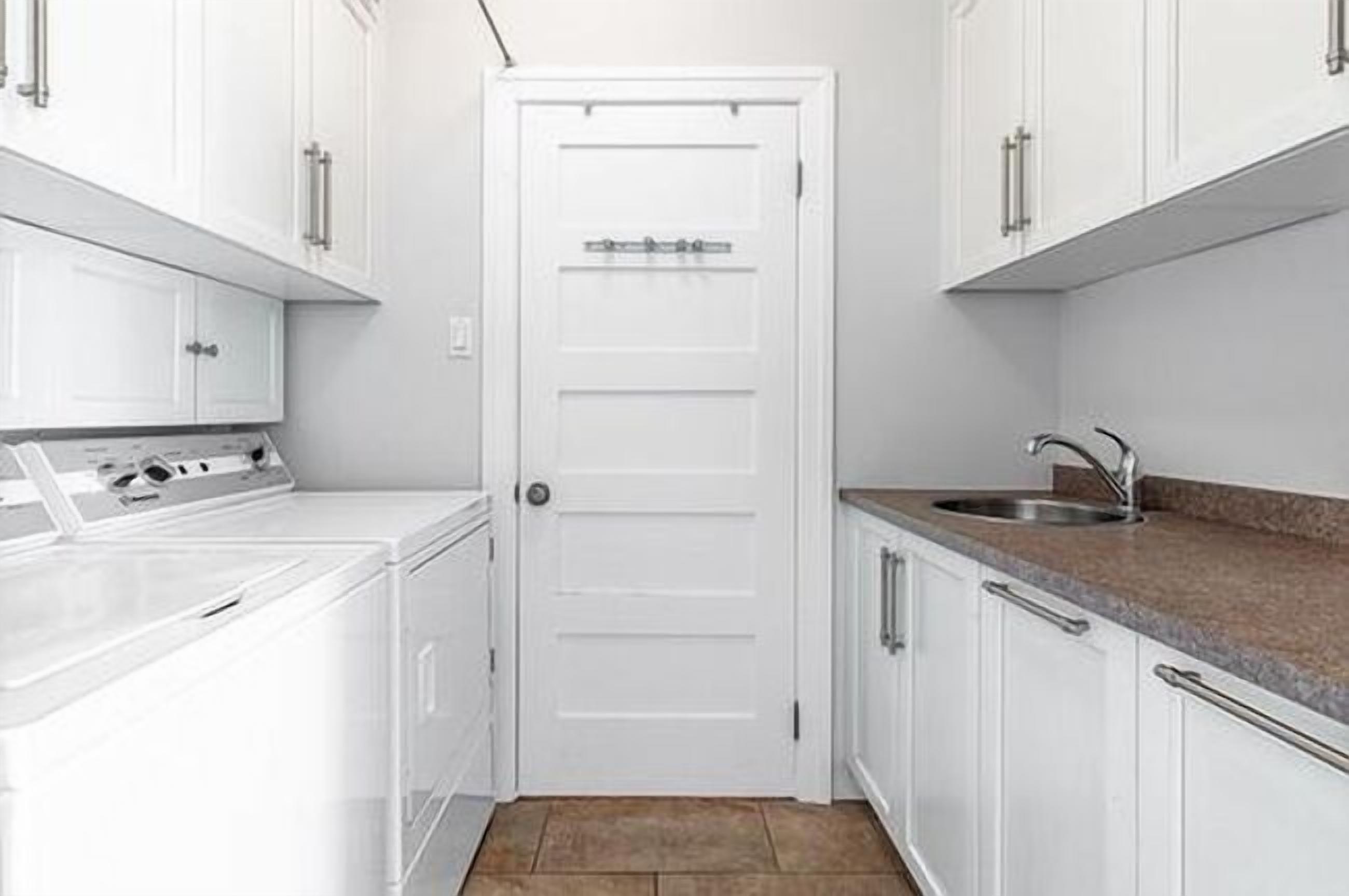 Signature Suite, 3 Bedrooms, Hot Tub, City View | Laundry