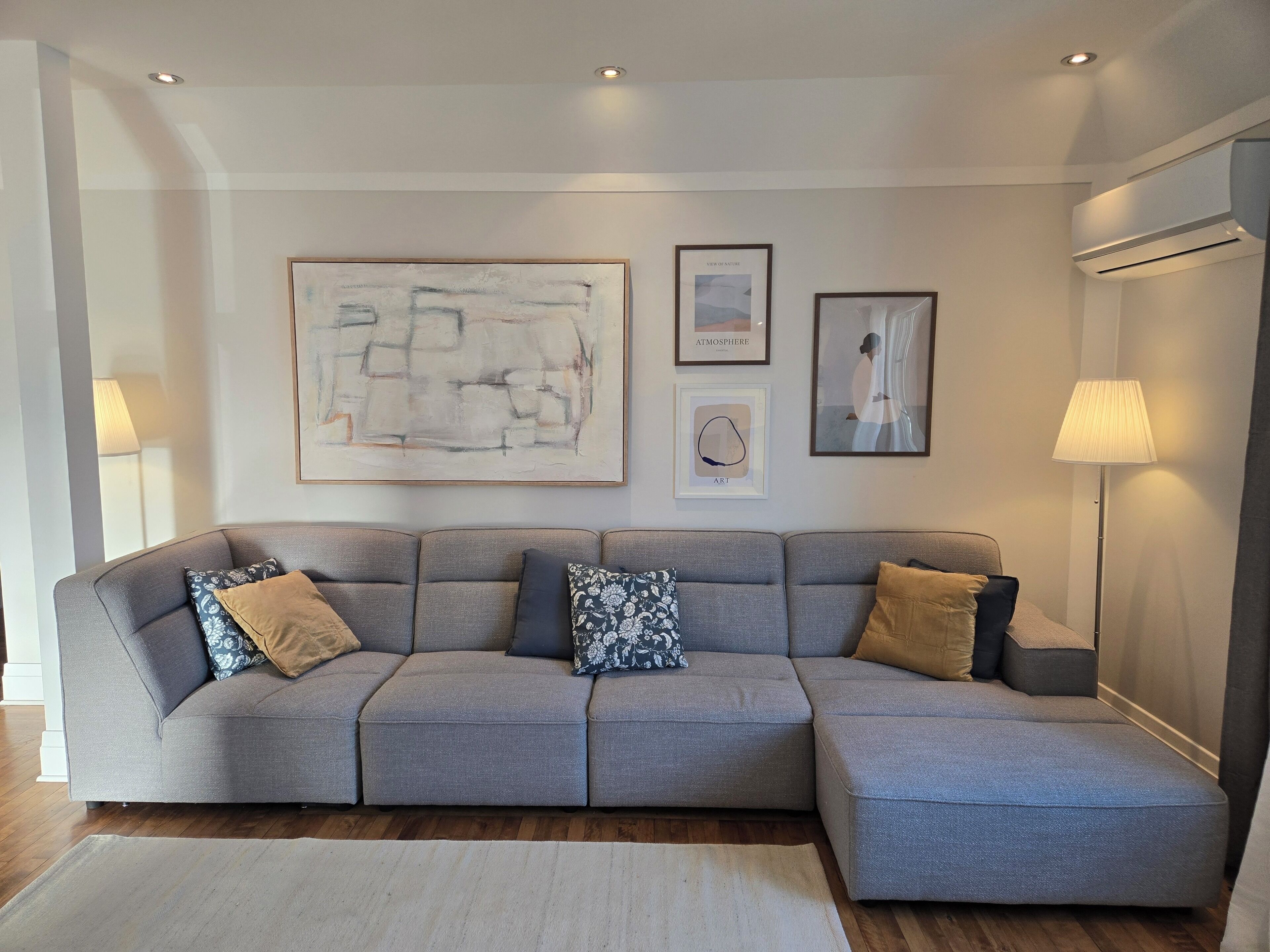 Suite Signature, 3 chambres, bain à remous, vue ville | Salle de séjour | Télévision à écran plat de 48 pouces avec chaînes par câble