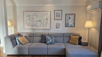 Suite Signature, 3 chambres, bain à remous, vue ville | Salle de séjour | Télévision à écran plat de 48 pouces avec chaßnes par cùble