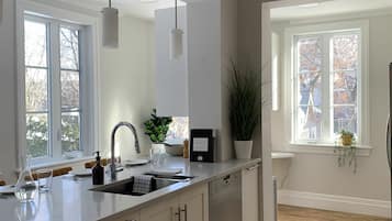 Signature Suite, 3 Bedrooms, Hot Tub, City View | Private kitchen