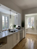 Refrigerador con freezer, microondas, horno, placa de cocina