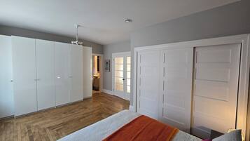 Signature Suite, 3 Bedrooms, Hot Tub, City View | Individually decorated, individually furnished, blackout drapes