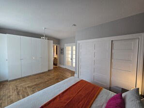 Suite Prestigio, 3 habitaciones, hidromasaje, vista a la ciudad | Decoración personalizada, muebles diferentes y cortinas blackout 