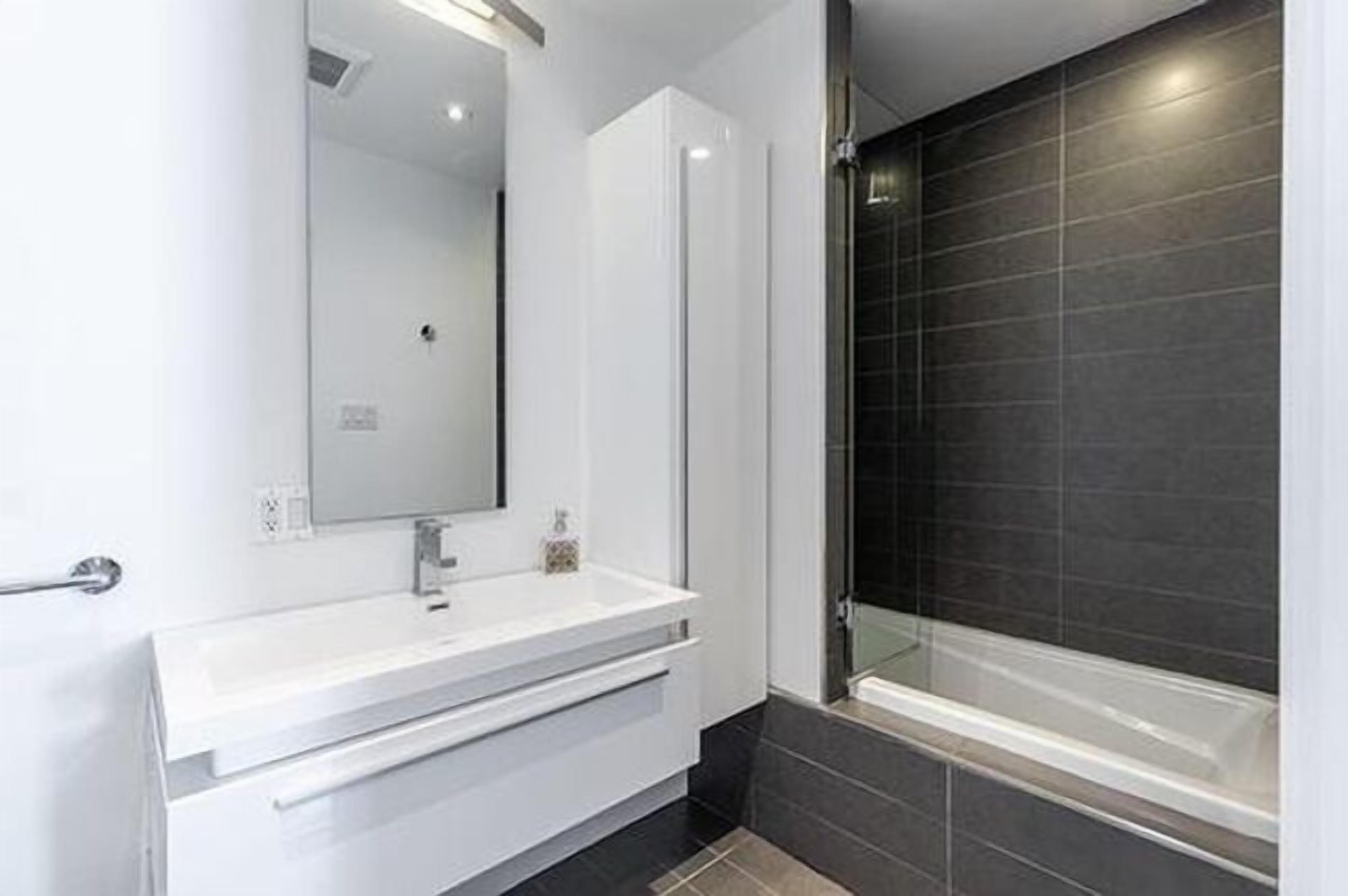 Premium Suite, 2 Bedrooms, City View | Bathroom | Hair dryer, towels, soap, shampoo