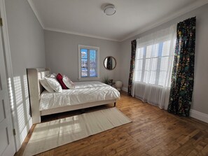 Signature-sviitti, 3 makuuhuonetta, poreamme, kaupunkinäköala | Yksilöllisesti sisustettu, yksilöllisesti kalustettu, pimennysverhot