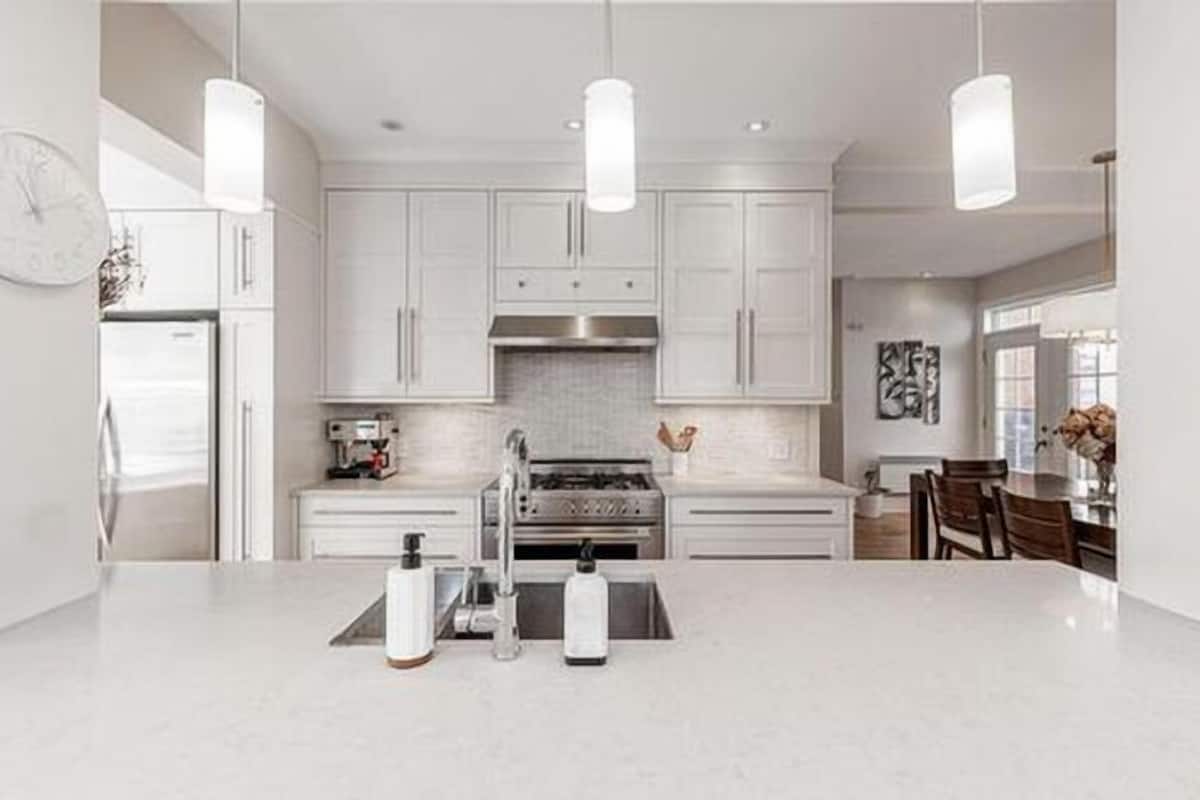 Signature suite, 3 slaapkamers, hot tub, uitzicht op stad | Privékeuken | Een koelkast/vriezer, een magnetron, een oven, een kookplaat