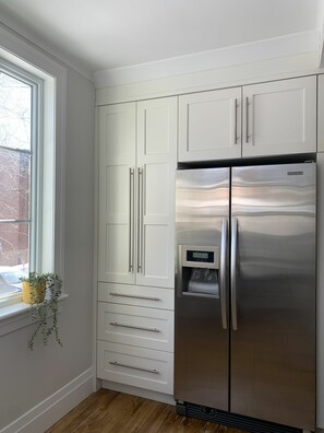 Signature suite, 3 slaapkamers, hot tub, uitzicht op stad | Privékeuken | Een koelkast/vriezer, een magnetron, een oven, een kookplaat