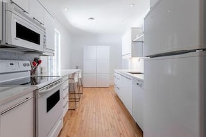 Suite Premium, 2 habitaciones, vista a la ciudad | Cocina privada | Refrigerador con congelador, microondas, horno y parrilla de estufa 