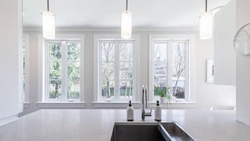 Signature Suite, 3 Bedrooms, Hot Tub, City View | Private kitchen