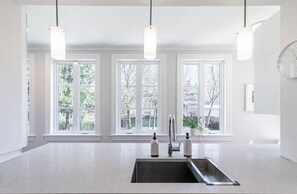 Suite Signature, 3 chambres, bain à remous, vue ville | Cuisine privée | Grand réfrigérateur, micro-ondes, four, plaque de cuisson