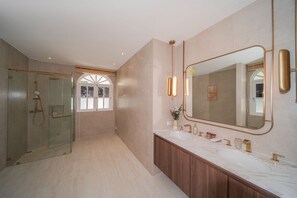 Secadora de cabello, toallas, jabón, papel de baño 