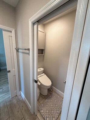 Douche, sèche-cheveux, serviettes fournies, savon