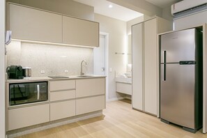 Fridge, microwave, coffee/tea maker, toaster - New studio near Beiramar Shopping #TM101 (Florianópolis)