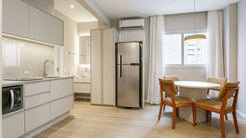 Jääkaappi, mikroaaltouuni, kahvin-/teenkeitin, leivänpaahdin