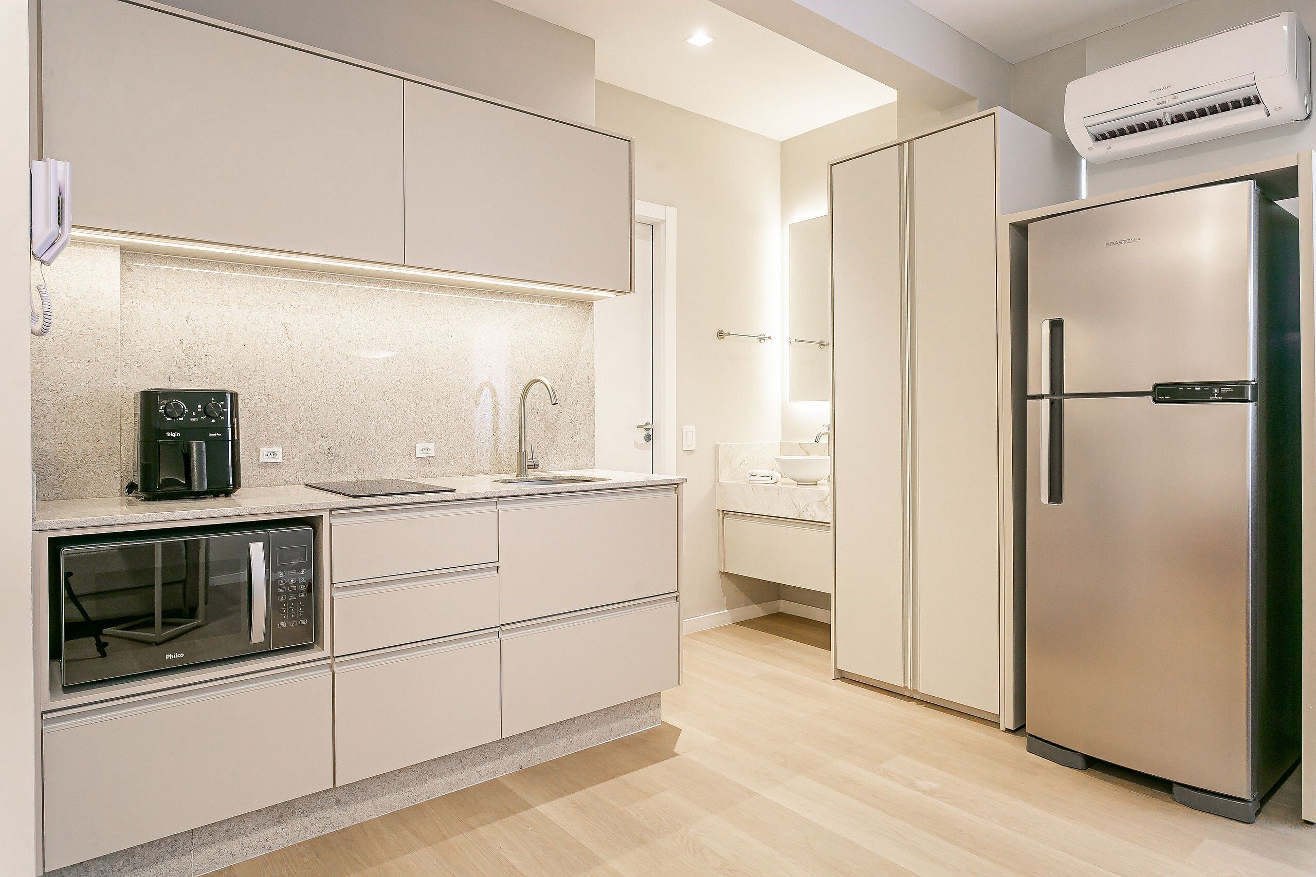 Kühlschrank, Mikrowelle, Wasserkocher mit Kaffee-/Teezubehör, Toaster