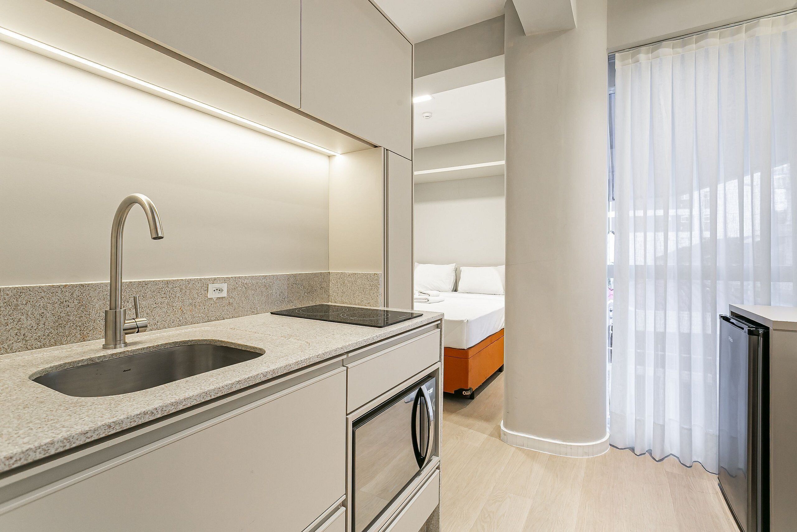 Mikrowelle, Wasserkocher mit Kaffee-/Teezubehör, Toaster