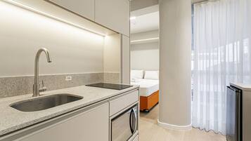 Mikrowelle, Wasserkocher mit Kaffee-/Teezubehör, Toaster