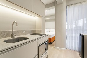 Micro-ondes, cafetière/bouilloire, grille-pain