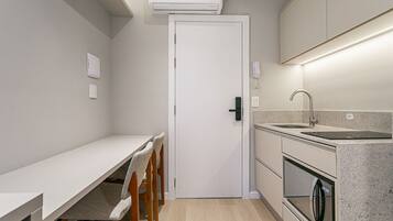 Mikrowelle, Wasserkocher mit Kaffee-/Teezubehör, Toaster