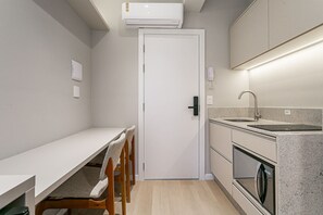 Micro-ondes, cafetière/bouilloire, grille-pain