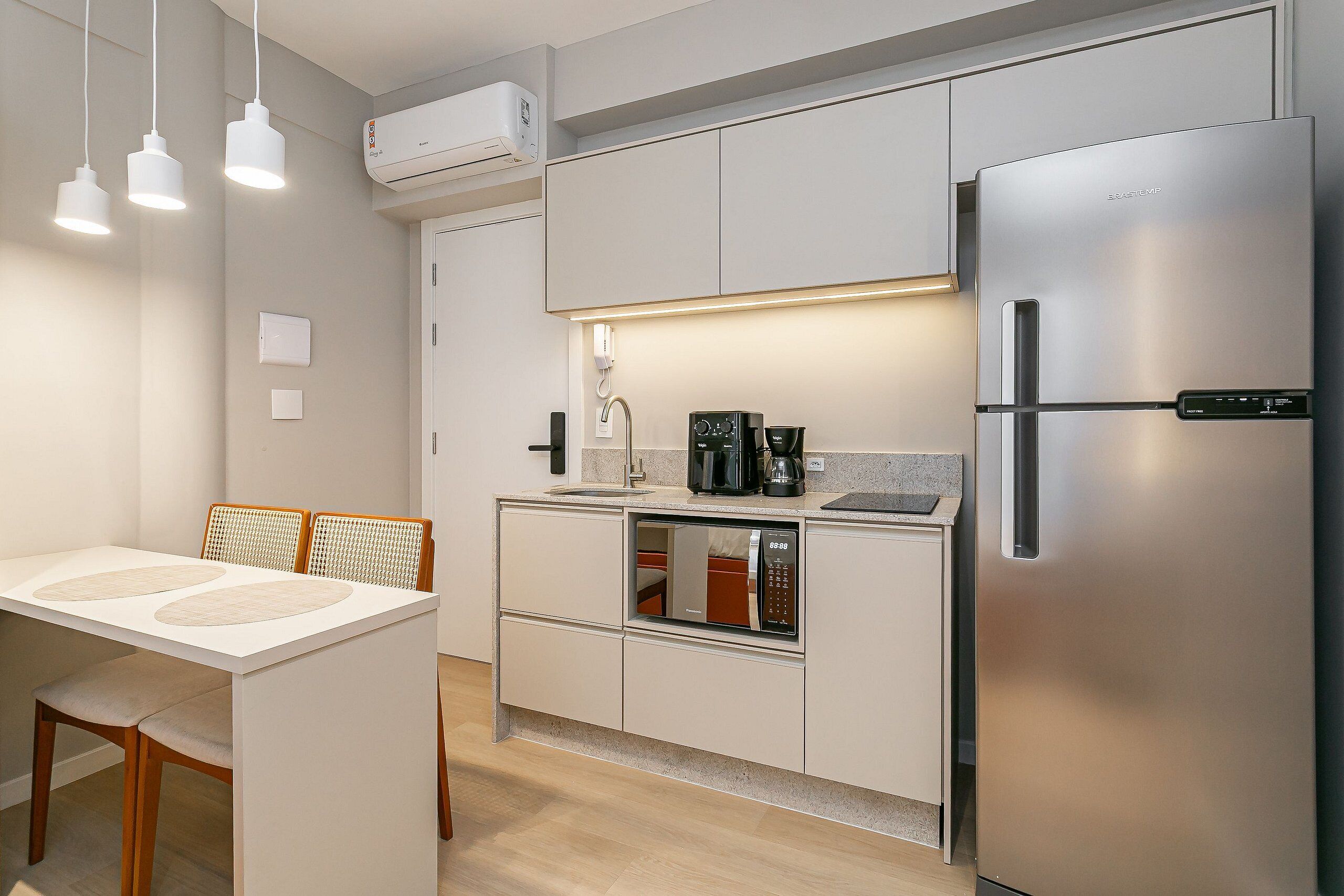 Een koelkast, een microgolfoven, een koffiezetapparaat/waterkoker