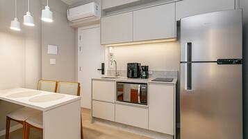 Een koelkast, een microgolfoven, een koffiezetapparaat/waterkoker