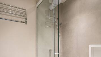 Sèche-cheveux, serviettes fournies