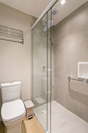 Een haardroger, handdoeken