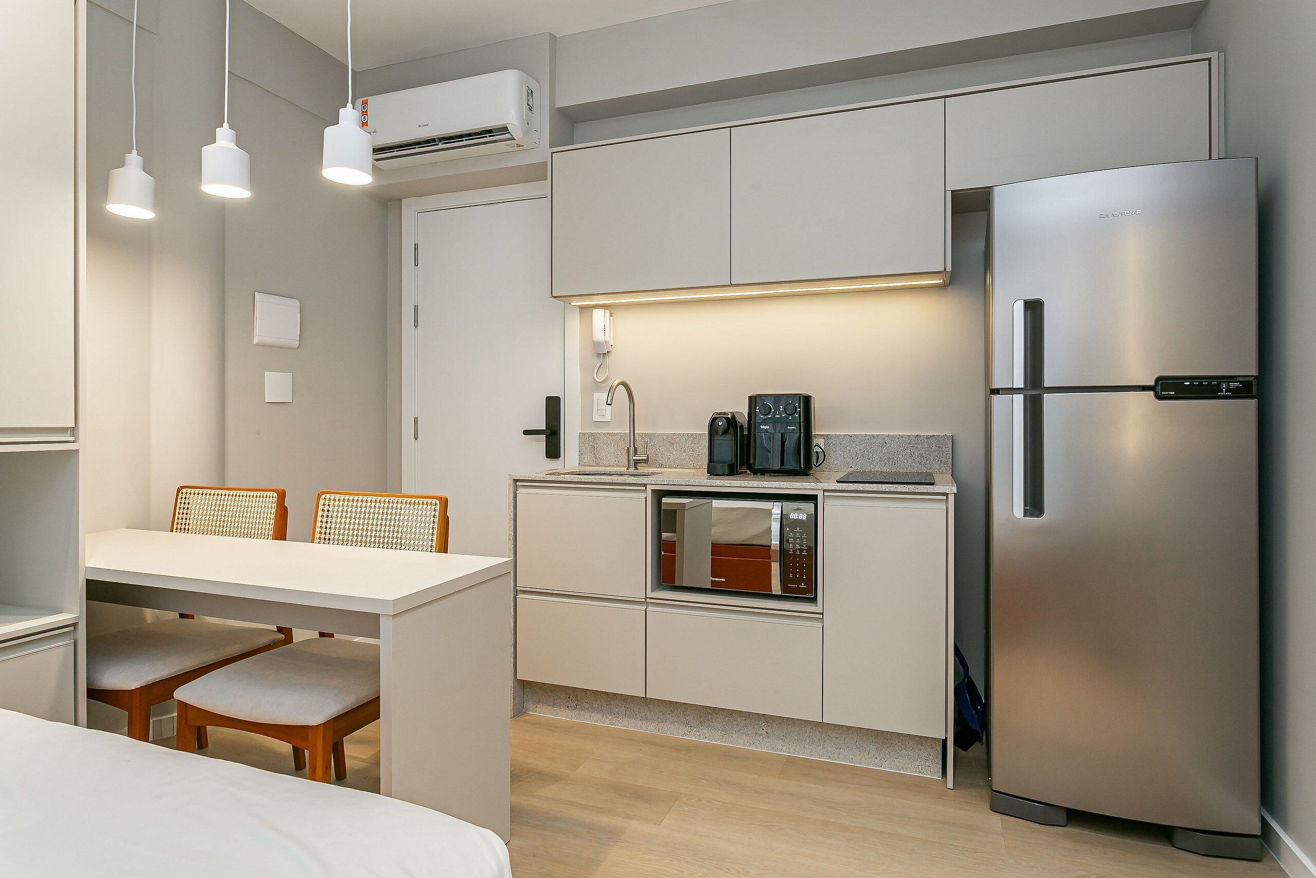 Réfrigérateur, micro-ondes, cafetière/bouilloire, grille-pain