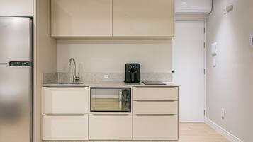 Refrigerador, microondas, cafetera/tetera, tostadora